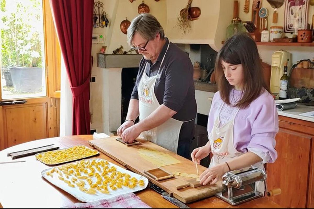 moški in ženska pripravljata hrano v kuhinji