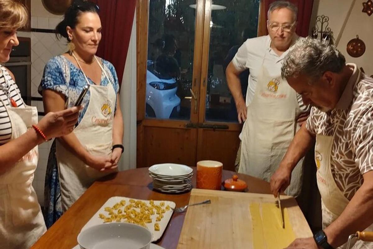 skupina lidí stojících kolem stolu v kuchyni
