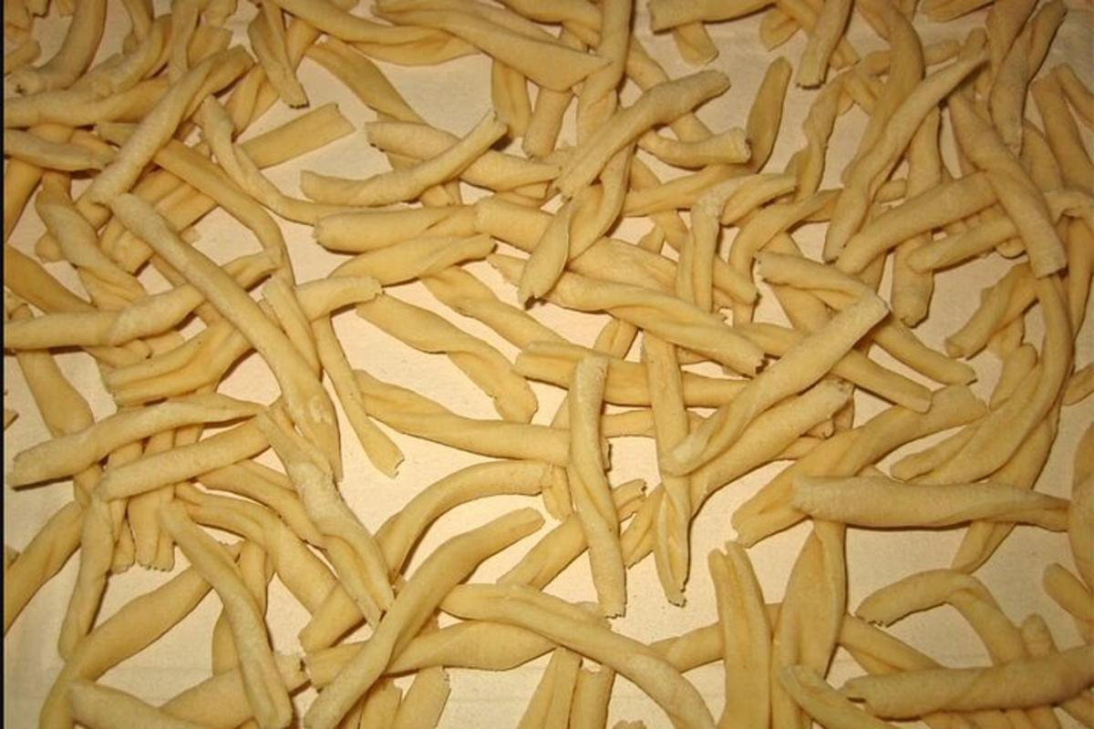 una pila di pasta adagiata su un tavolo