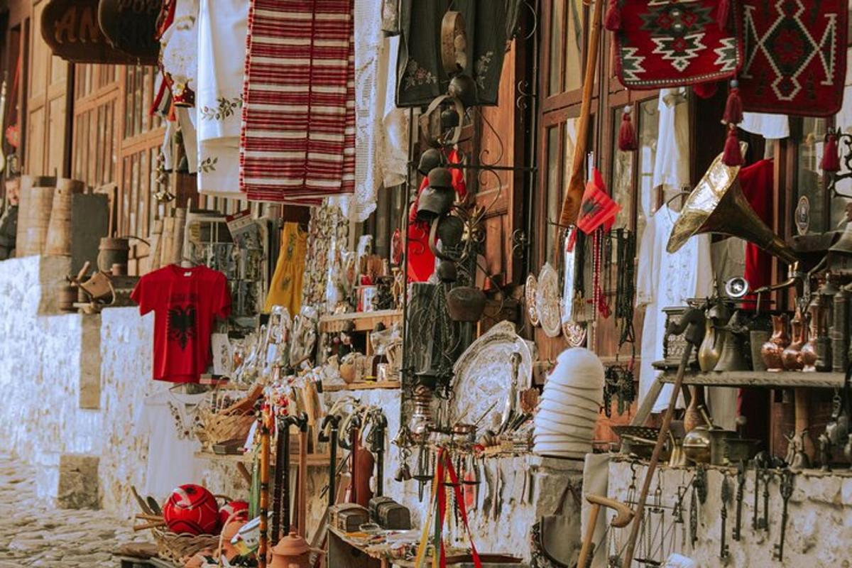 Una tienda con un montón de artículos en la pared.