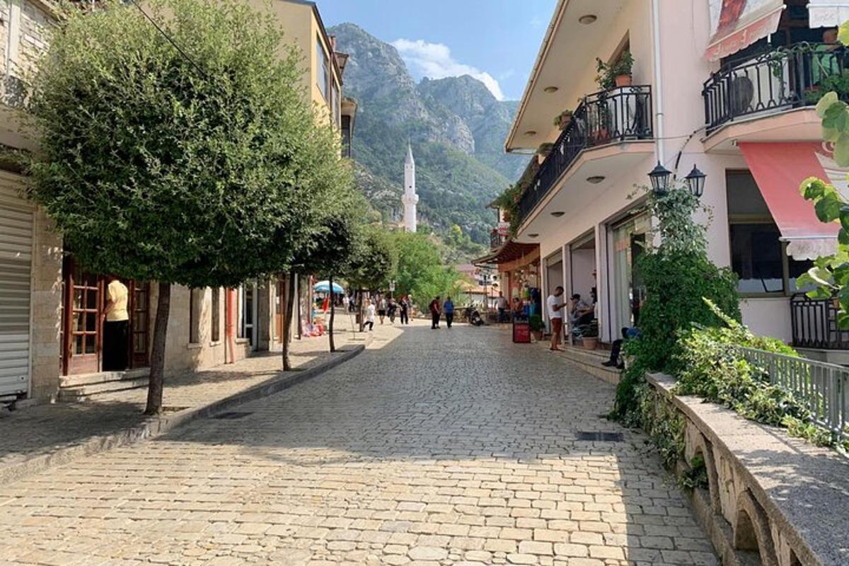 un carrer empedrat en una ciutat amb edificis