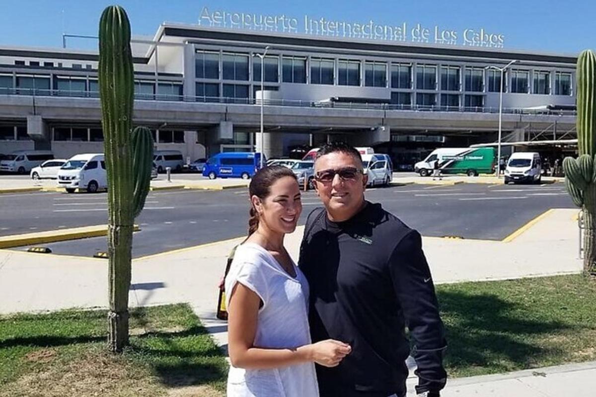 isang lalaki at isang babae na nakatayo sa harap ng isang gusali