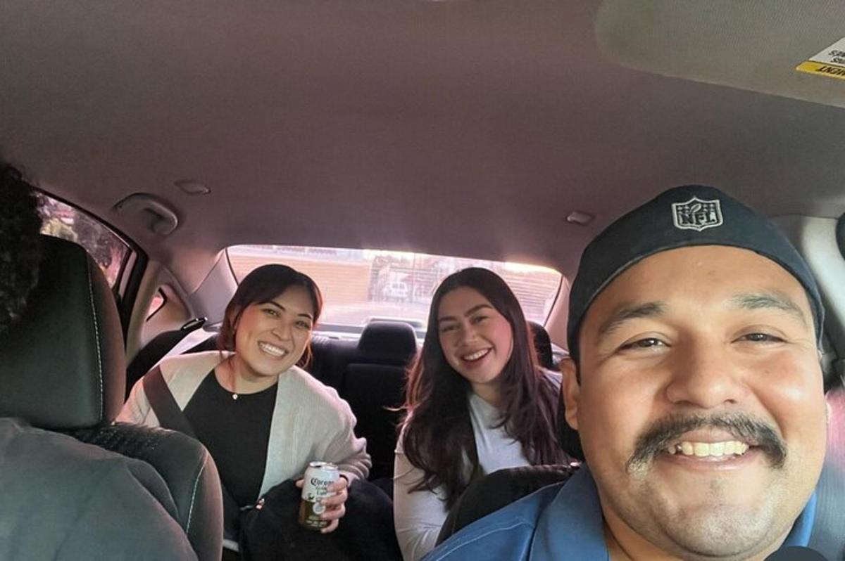 sekumpulan orang duduk di belakang kereta
