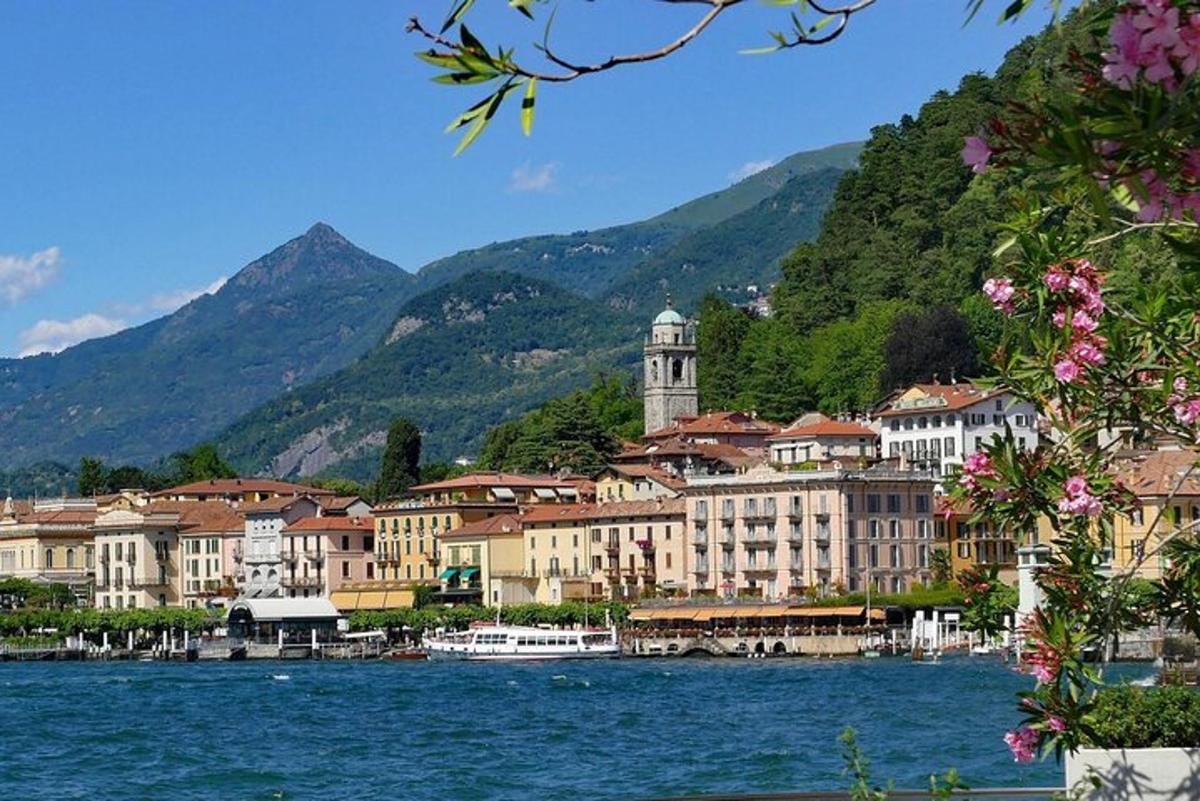 una città sull'acqua con le montagne sullo sfondo