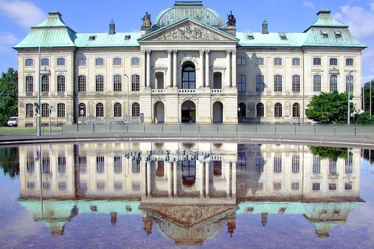 un grande edificio con il suo riflesso nell'acqua