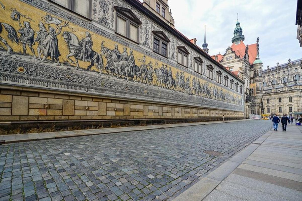 un edificio con mosaici sul lato di una strada