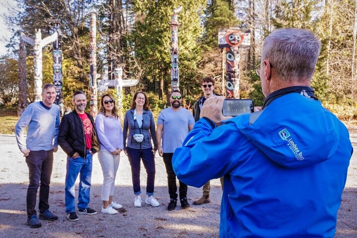 Un hombre tomando una fotografía de un grupo de personas.