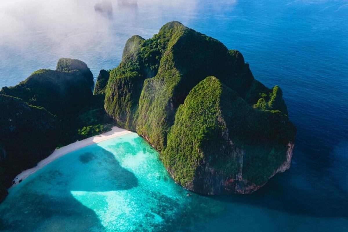 một góc nhìn từ trên không của một hòn đảo đá ở đại dương