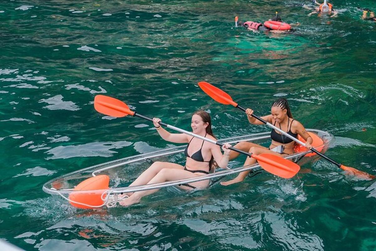 due donne sono in kayak in acqua