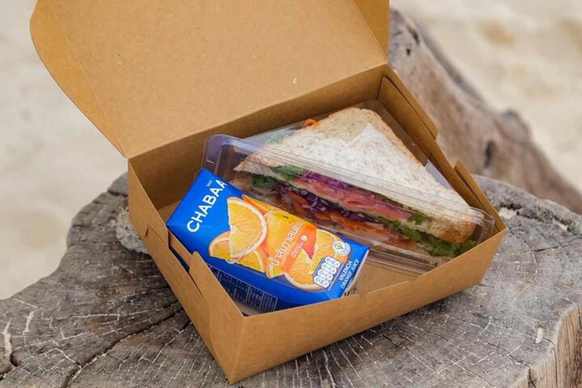 un panino in una scatola appoggiato su un ceppo