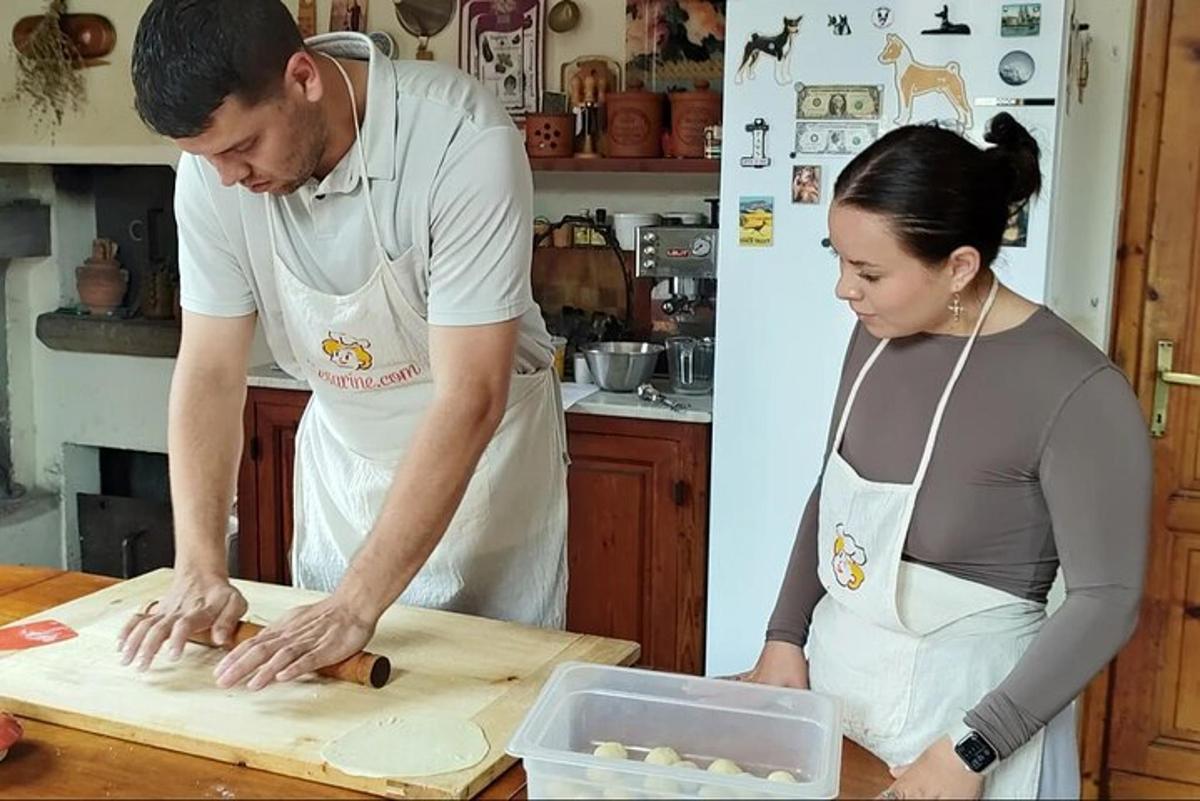 seorang lelaki dan seorang wanita di dapur menyediakan makanan