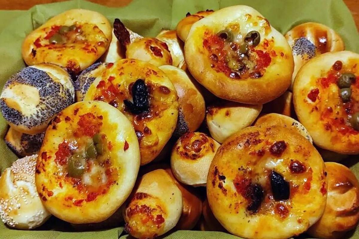en masse donuts i en grøn æske