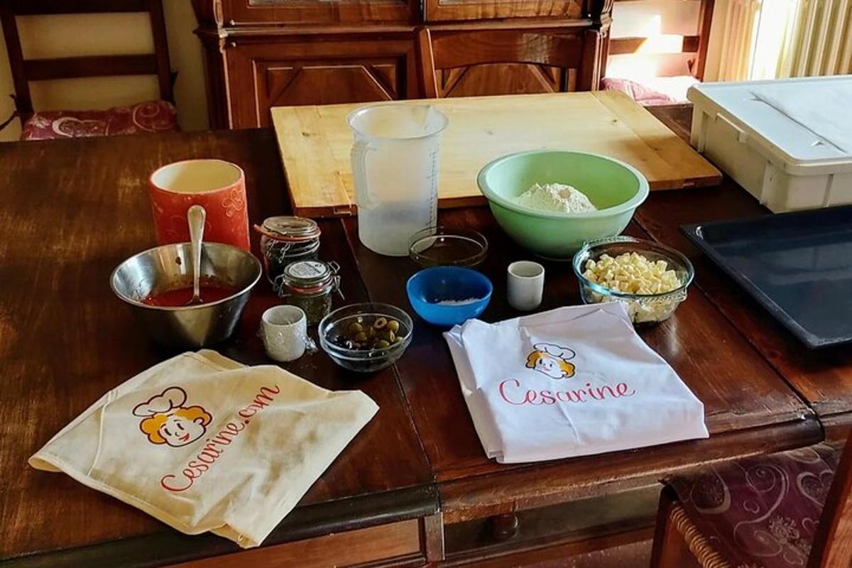 meja kayu di atasnya dengan mangkuk dan beg makanan