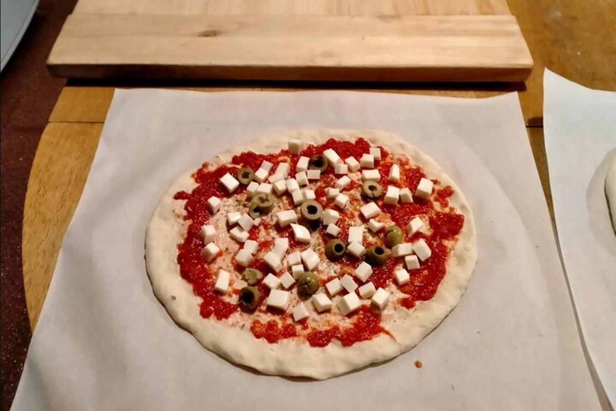 pizza yang terletak di atas meja kayu