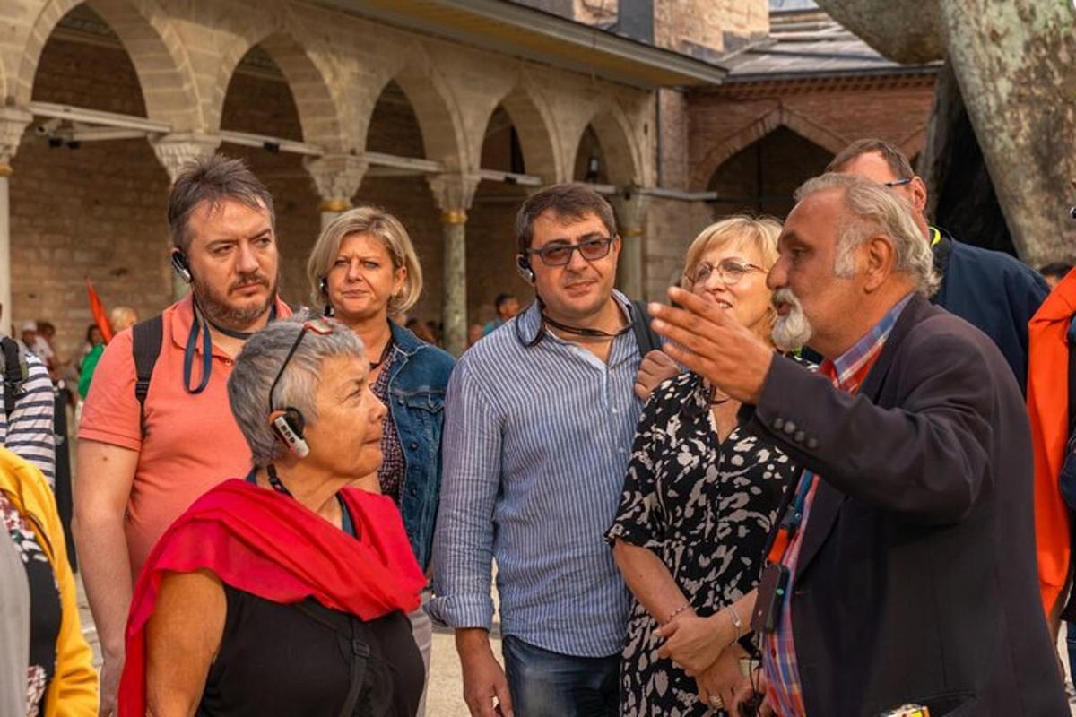 skupina lidí stojících pohromadě v davu