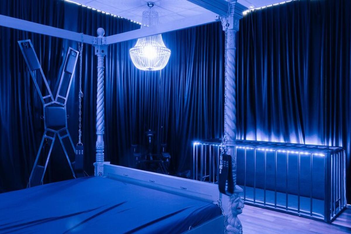 una stanza con un letto e una tenda blu