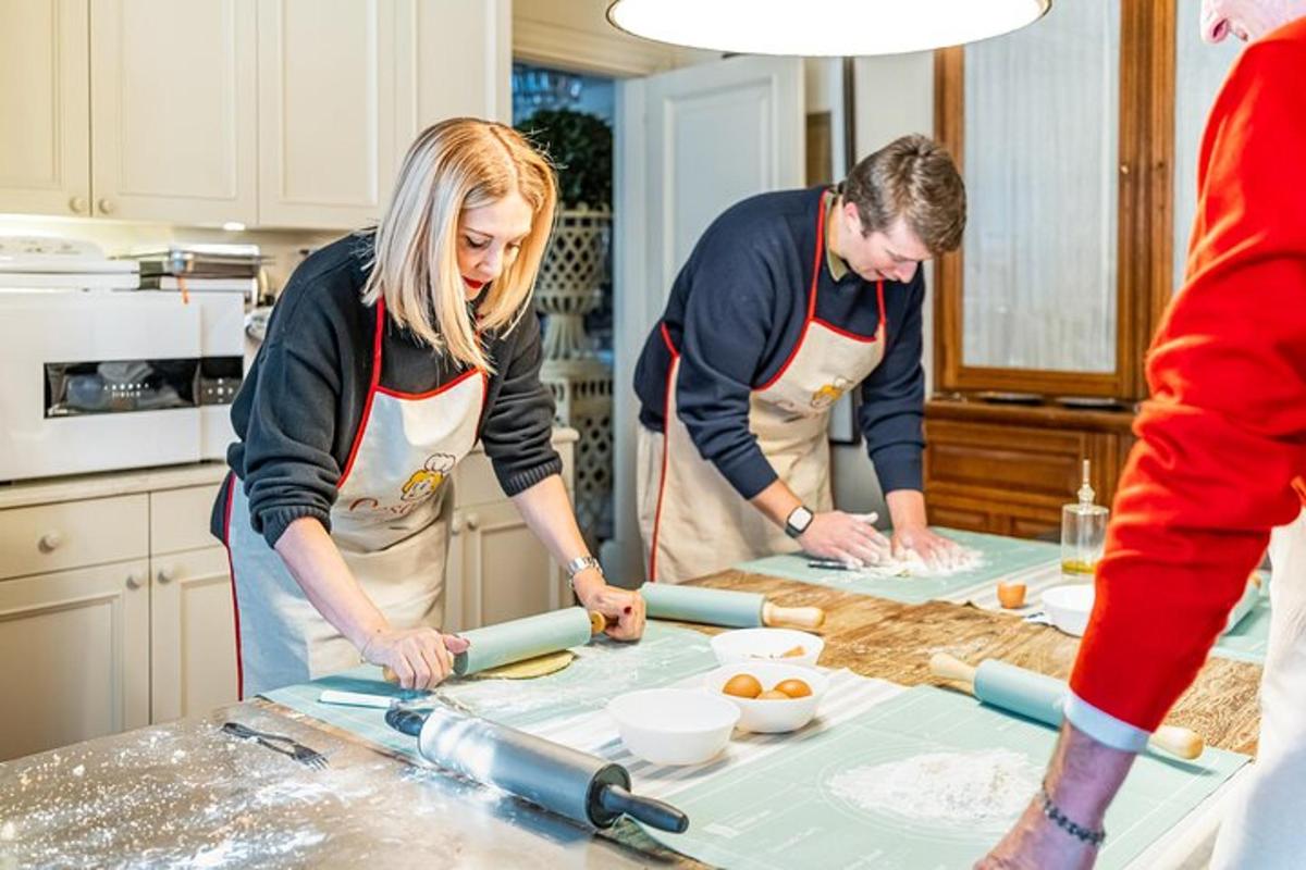 Un grupo de personas en una cocina preparando comida.