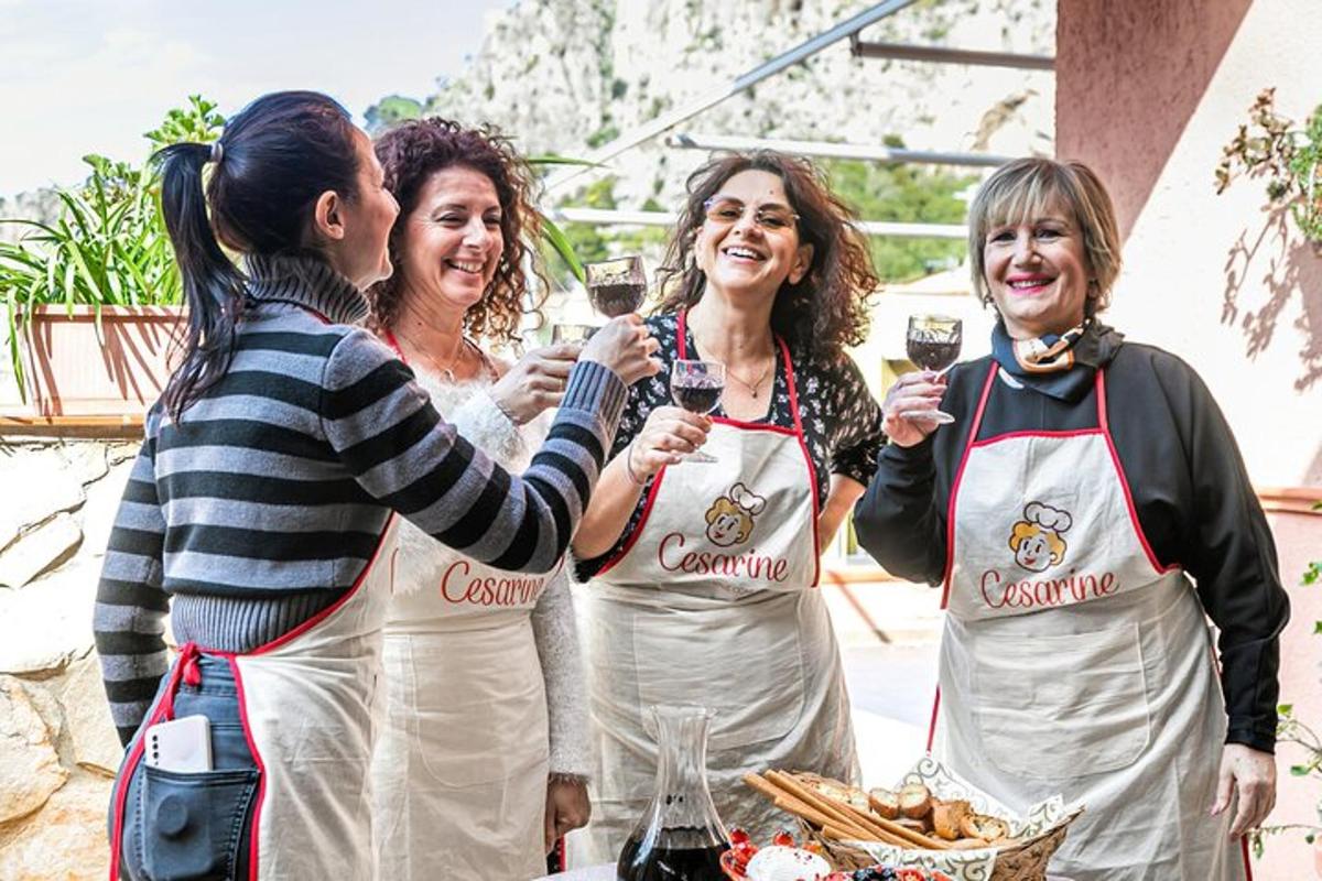 Un grupo de mujeres sosteniendo copas de vino