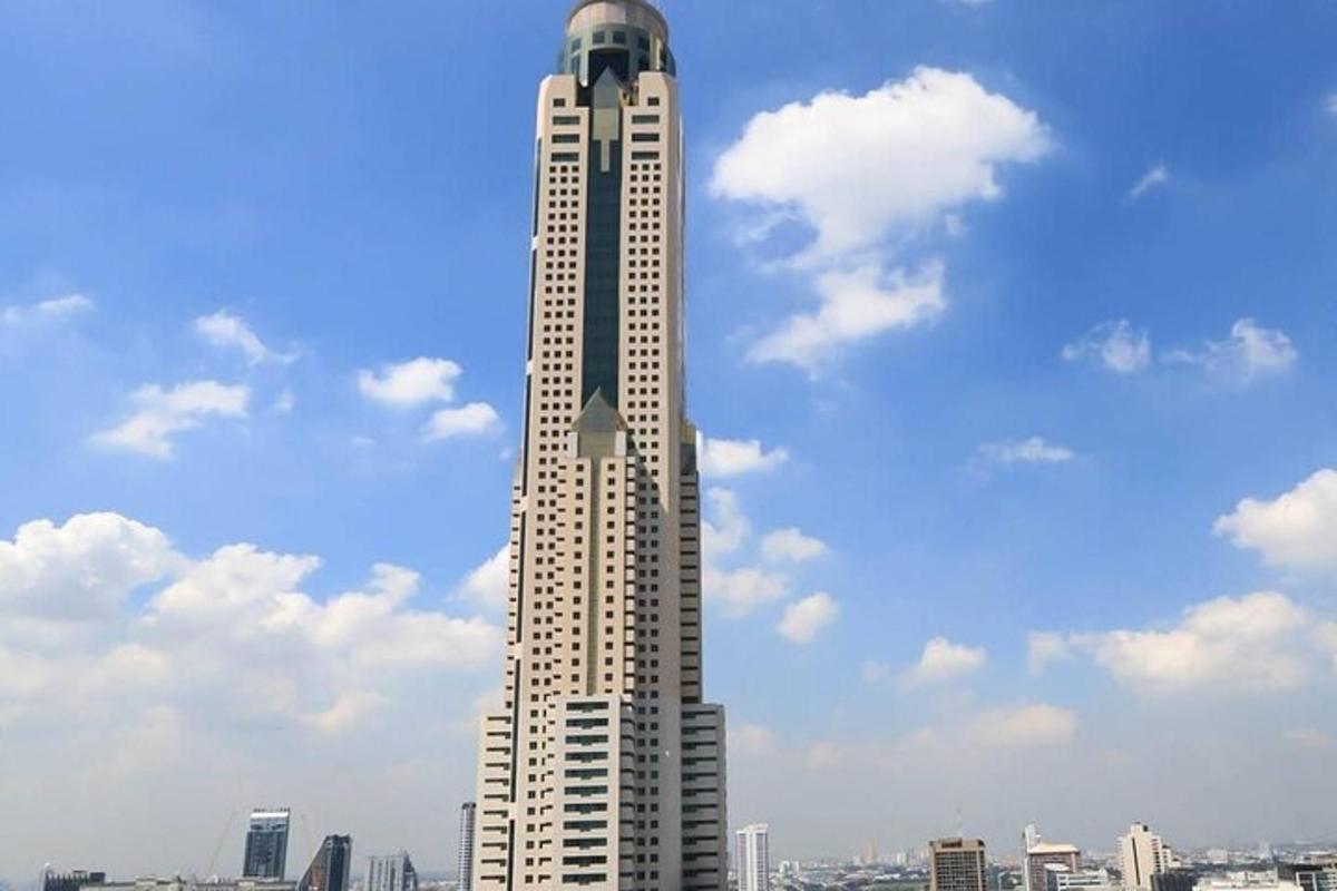 un edificio alto con una cupola in cima