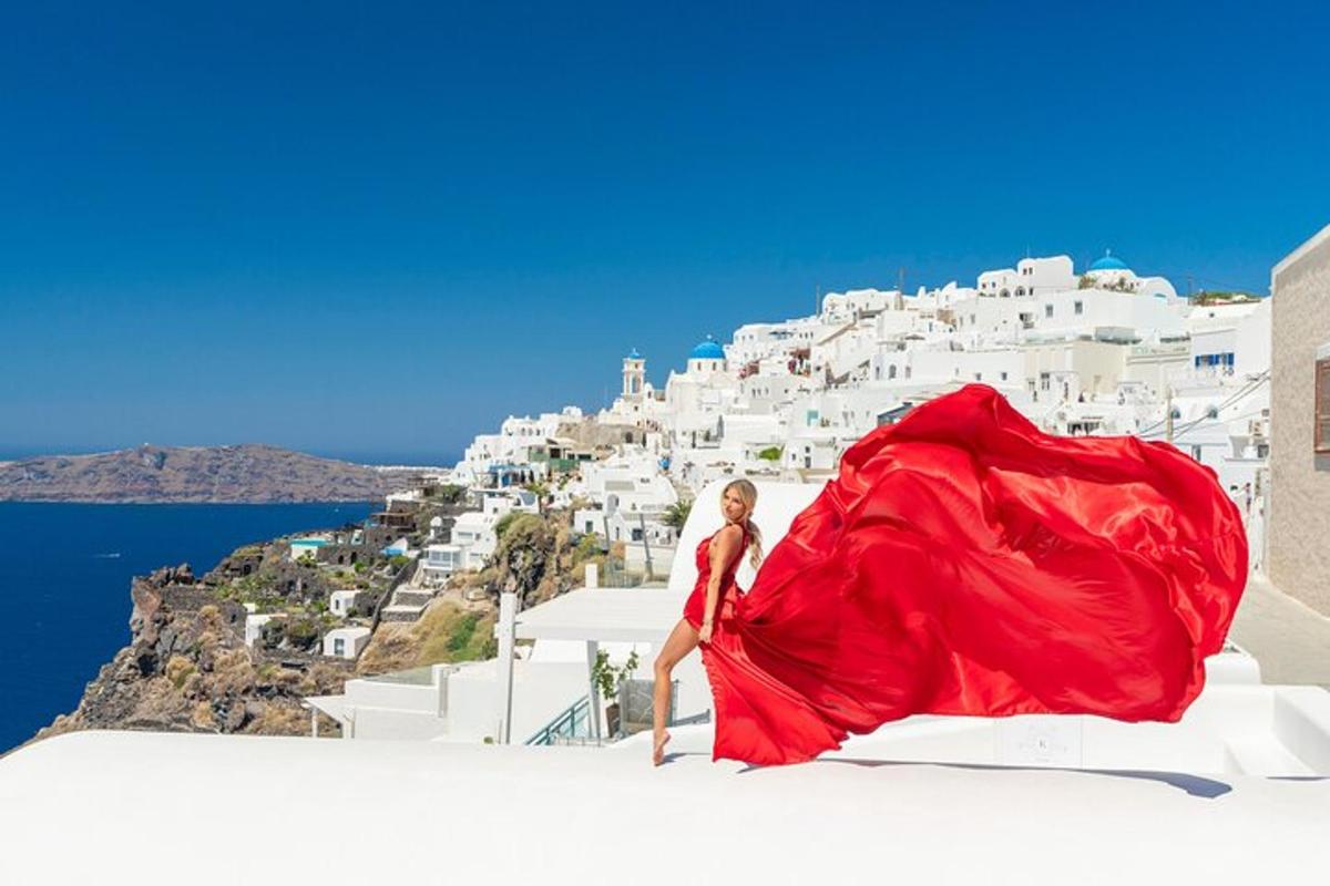 uma mulher de vestido vermelho em pé no topo de um prédio branco