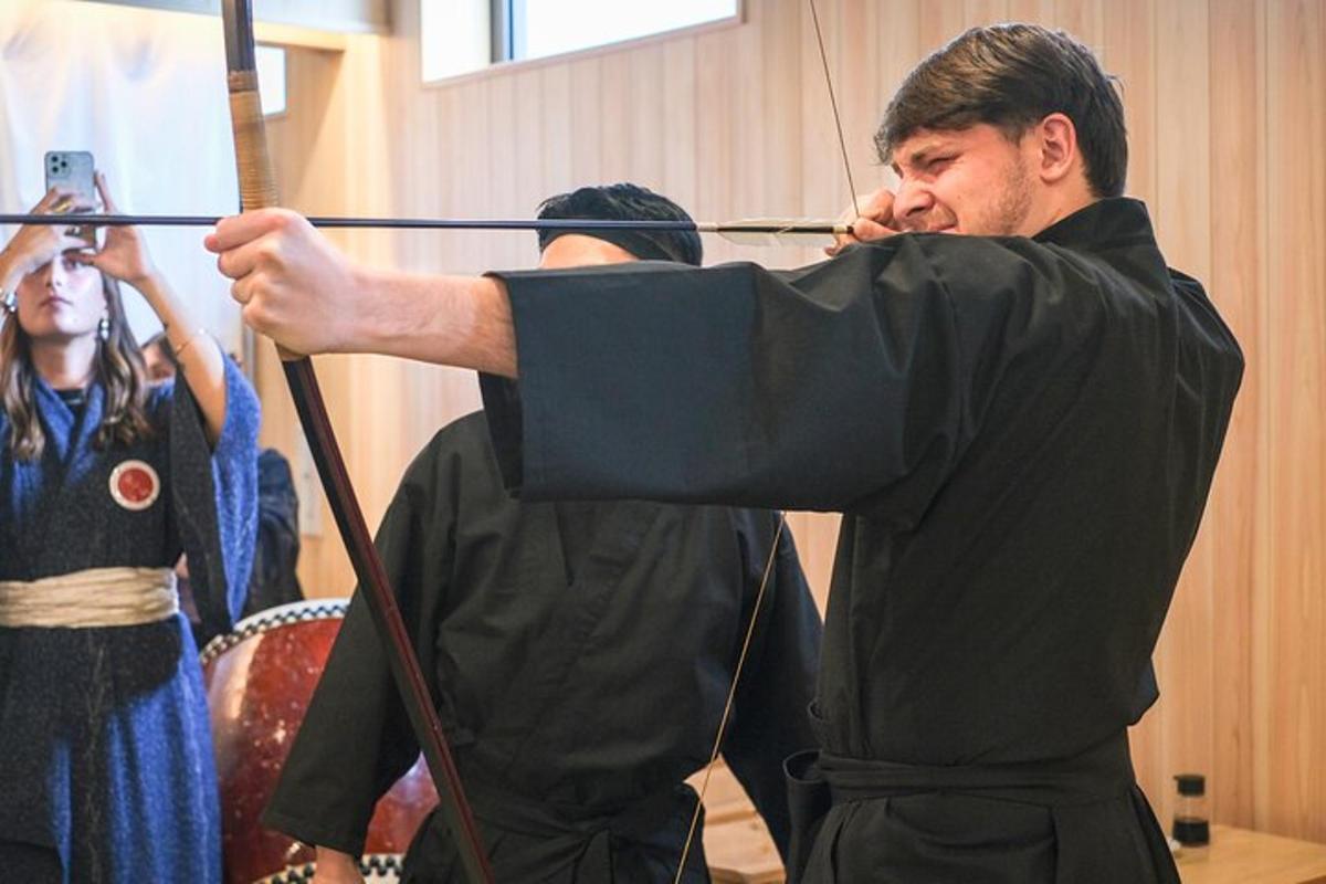 ein Mann, der in einem Orchester Geige spielt