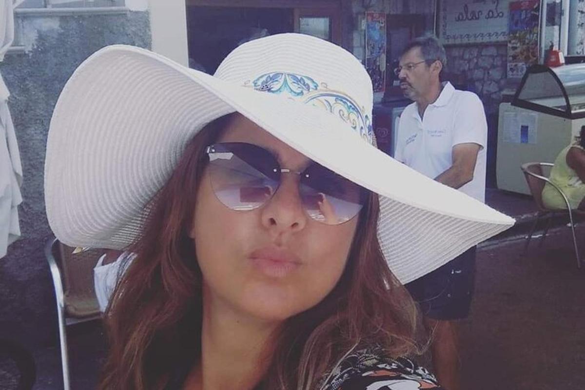 a woman wearing a white hat and sunglasses