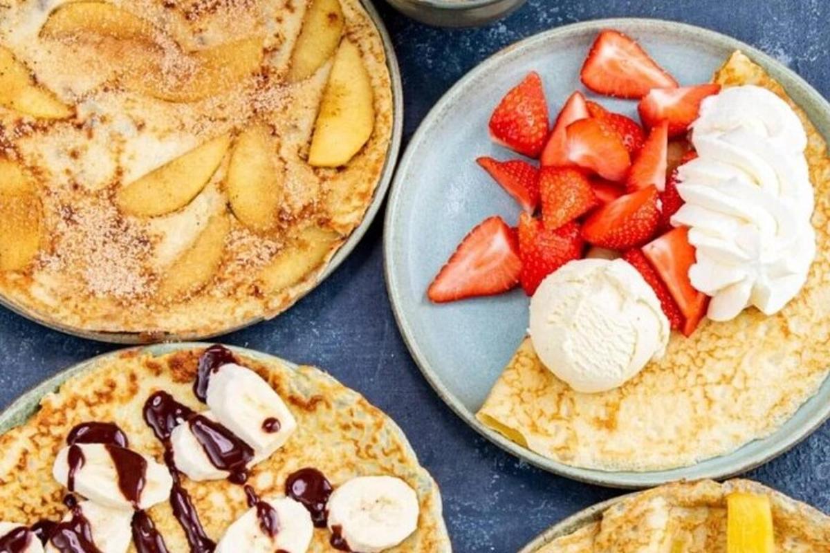 empat piza dengan buah-buahan dan ais krim dan strawberi