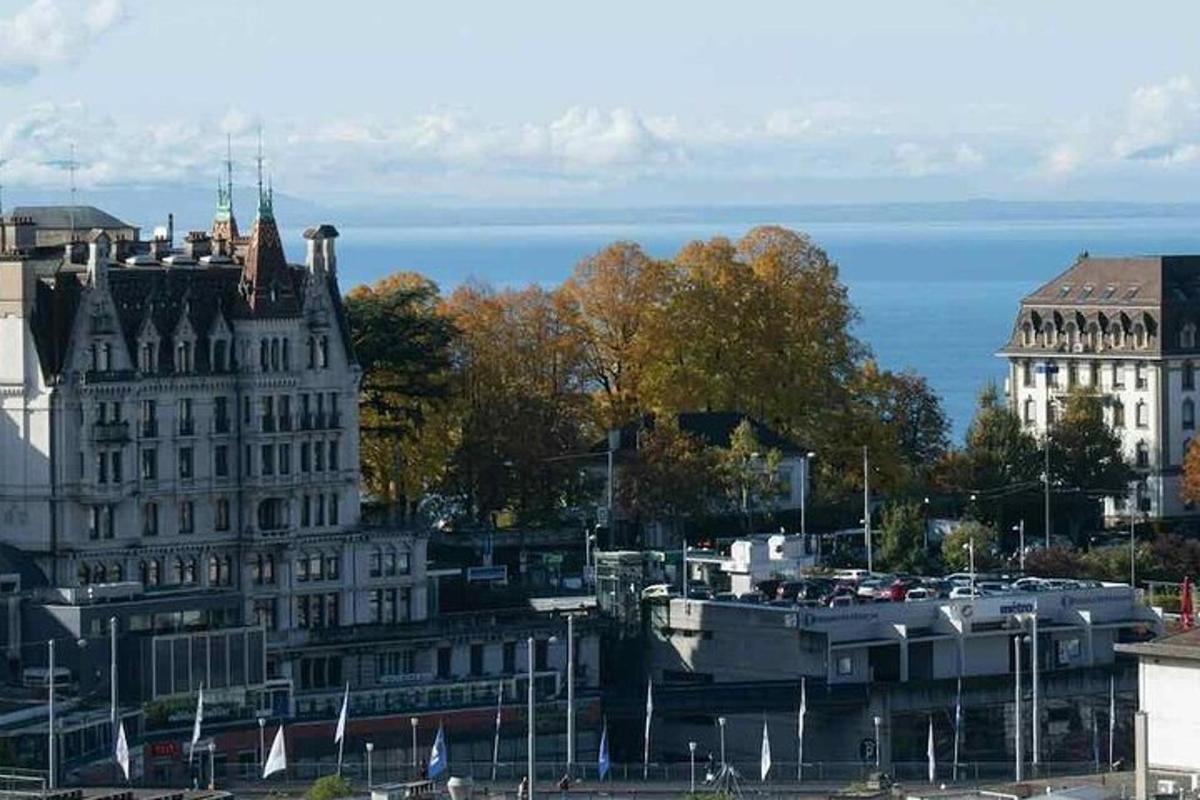 una vista di una città con un grande edificio