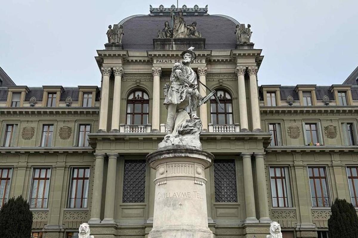 una statua di fronte a un grande edificio