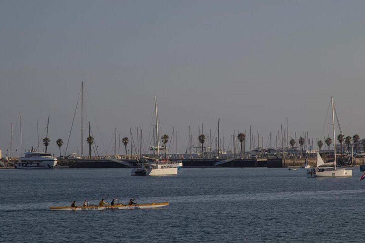 un gruppo di persone su una barca in acqua