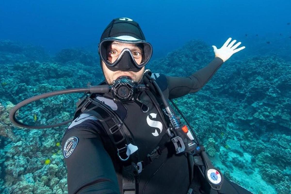 un bărbat în costum de scafandru și mască pe ocean