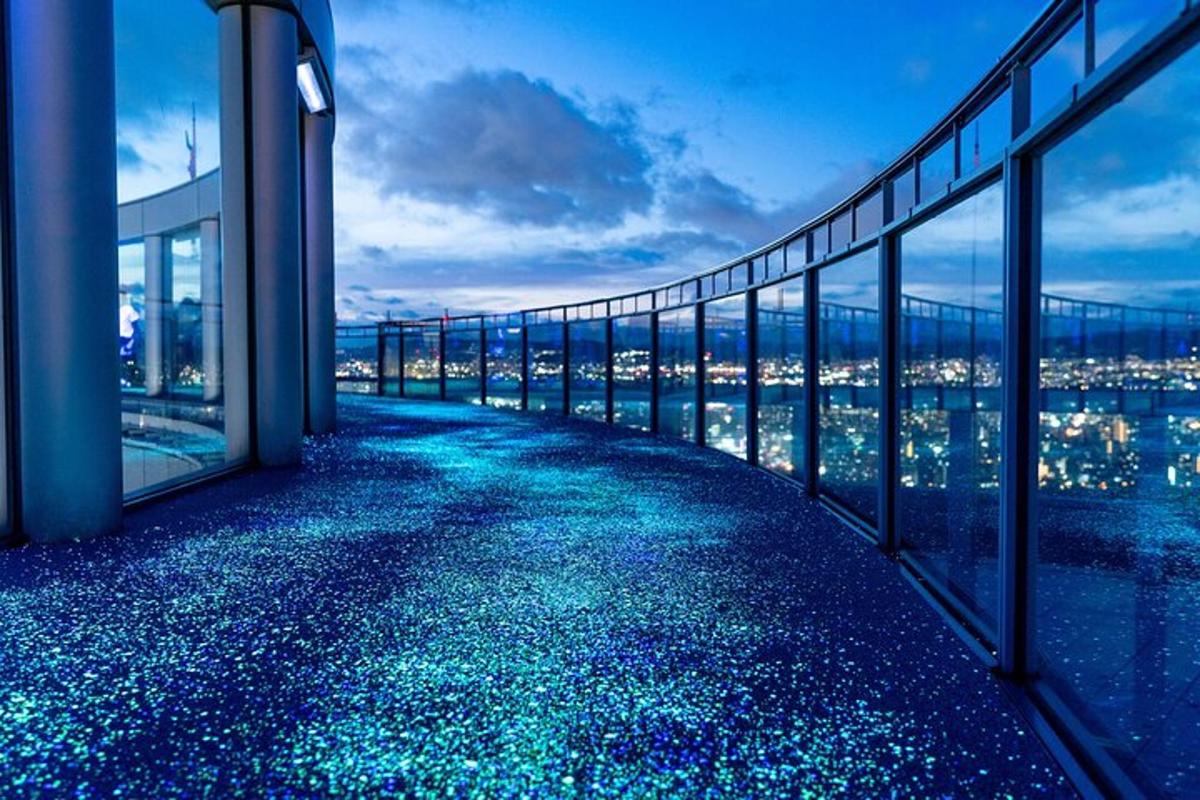 una vista des de dalt d'un edifici a la nit
