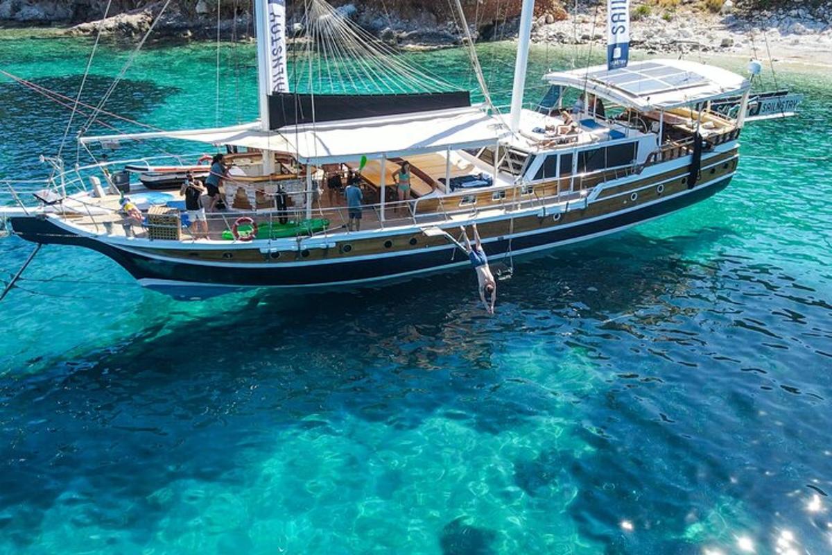 una barca che galleggia nell'acqua vicino a una spiaggia
