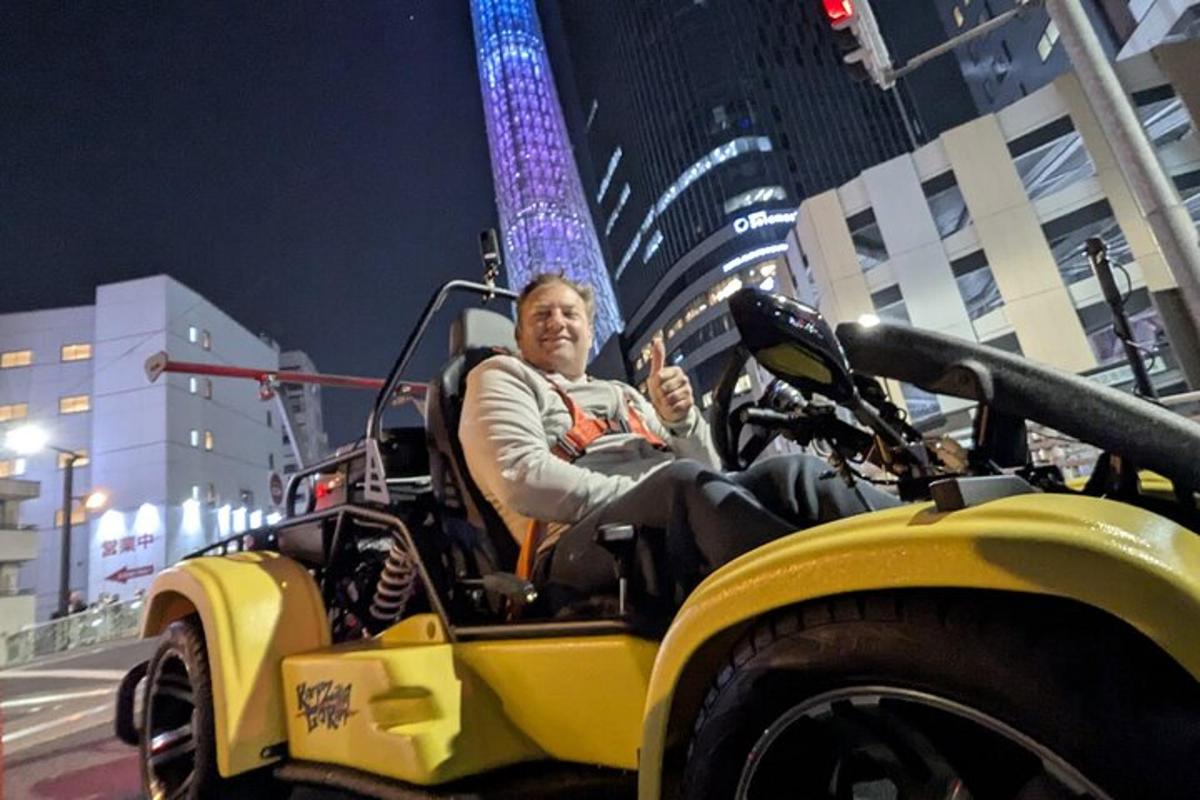 un uomo è seduto in una jeep sulla strada
