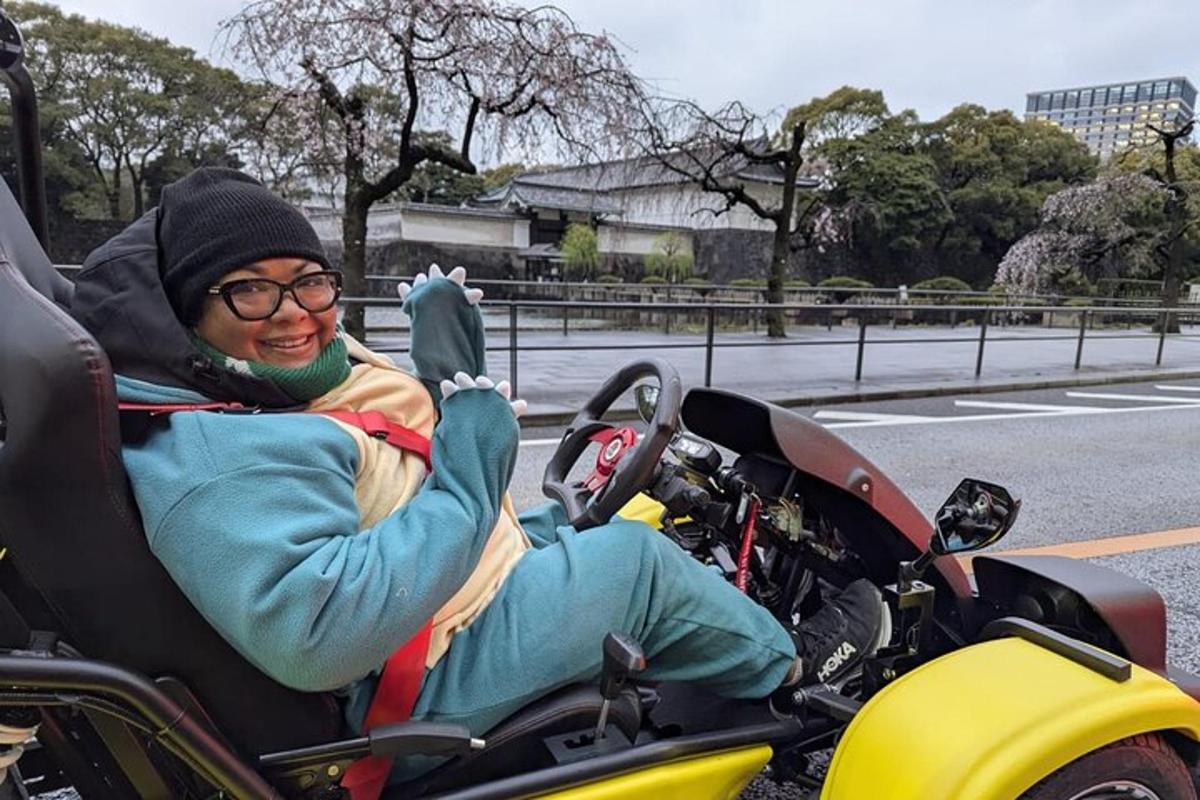 una donna è seduta su una motocicletta