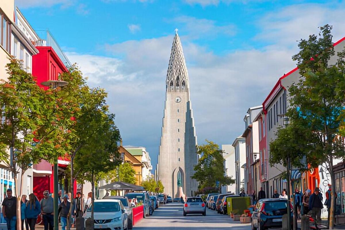 um edifício alto com uma torre de relógio em uma rua da cidade