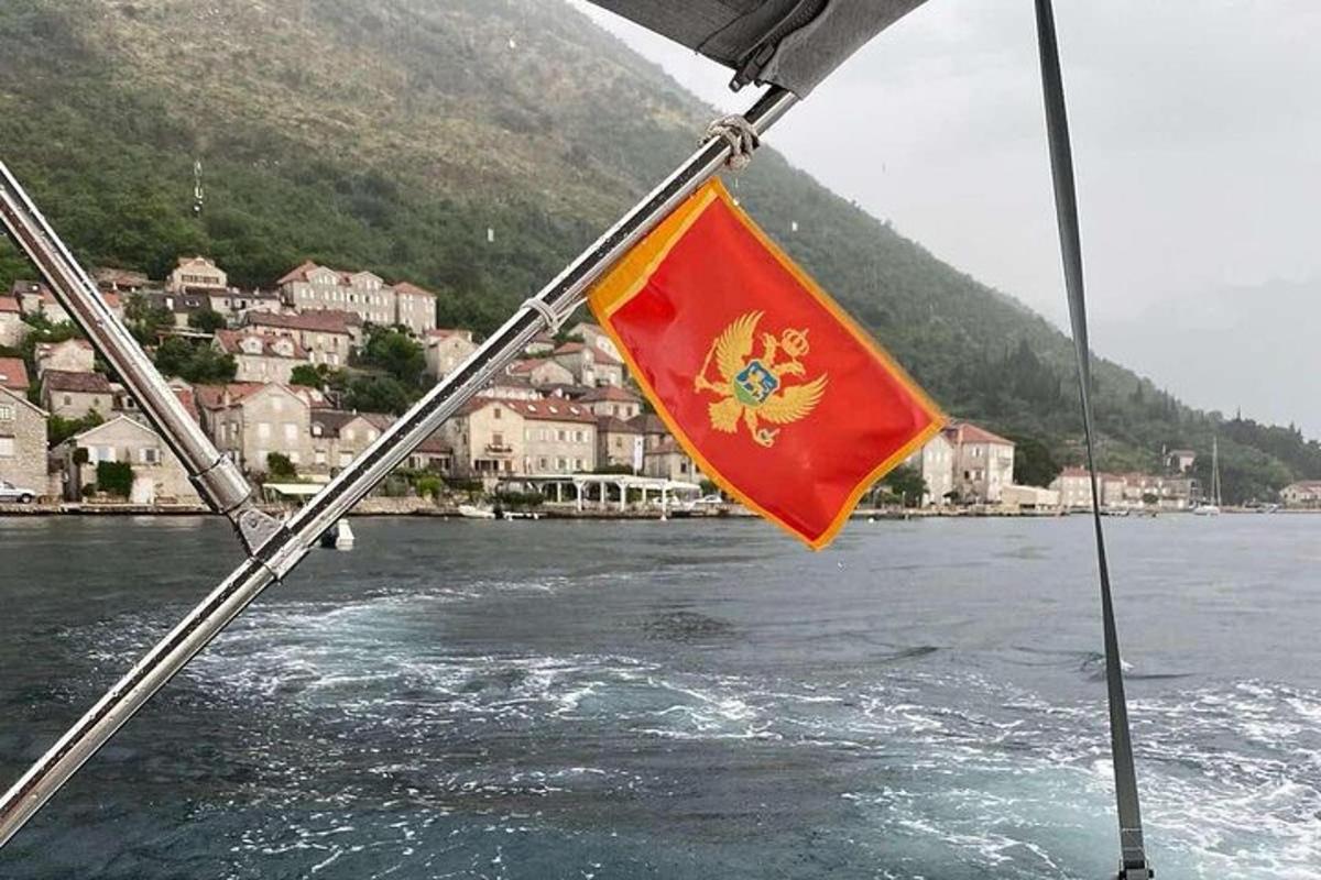 zastava na sprednji strani čolna v vodi