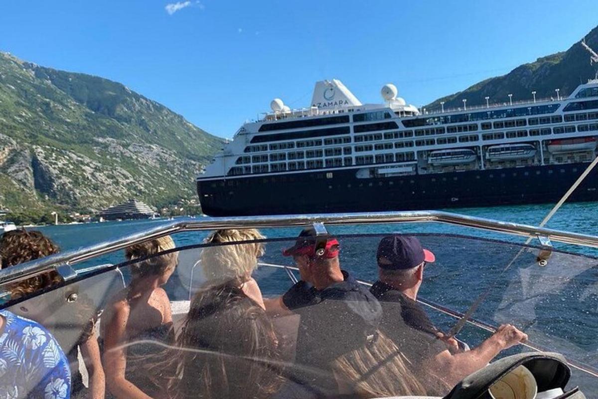 un gruppo di persone su una barca di una nave da crociera
