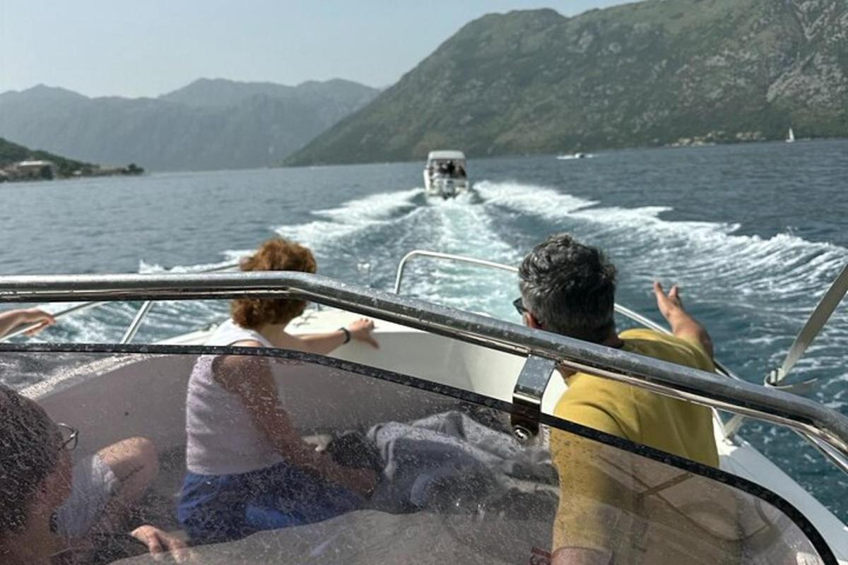 un gruppo di persone su una barca in acqua
