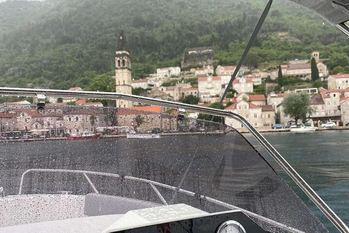 una vista di una città da una barca in acqua
