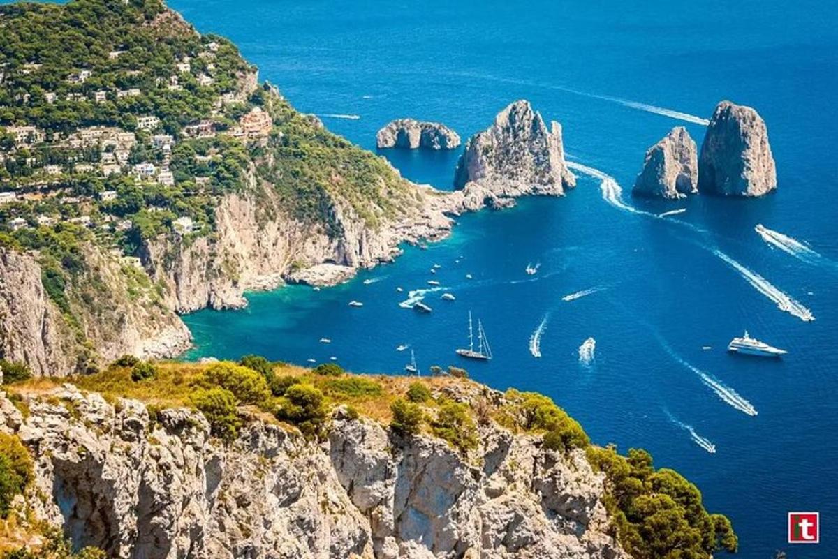μια ομάδα σκαφών σε ένα μεγάλο υδάτινο σώμα