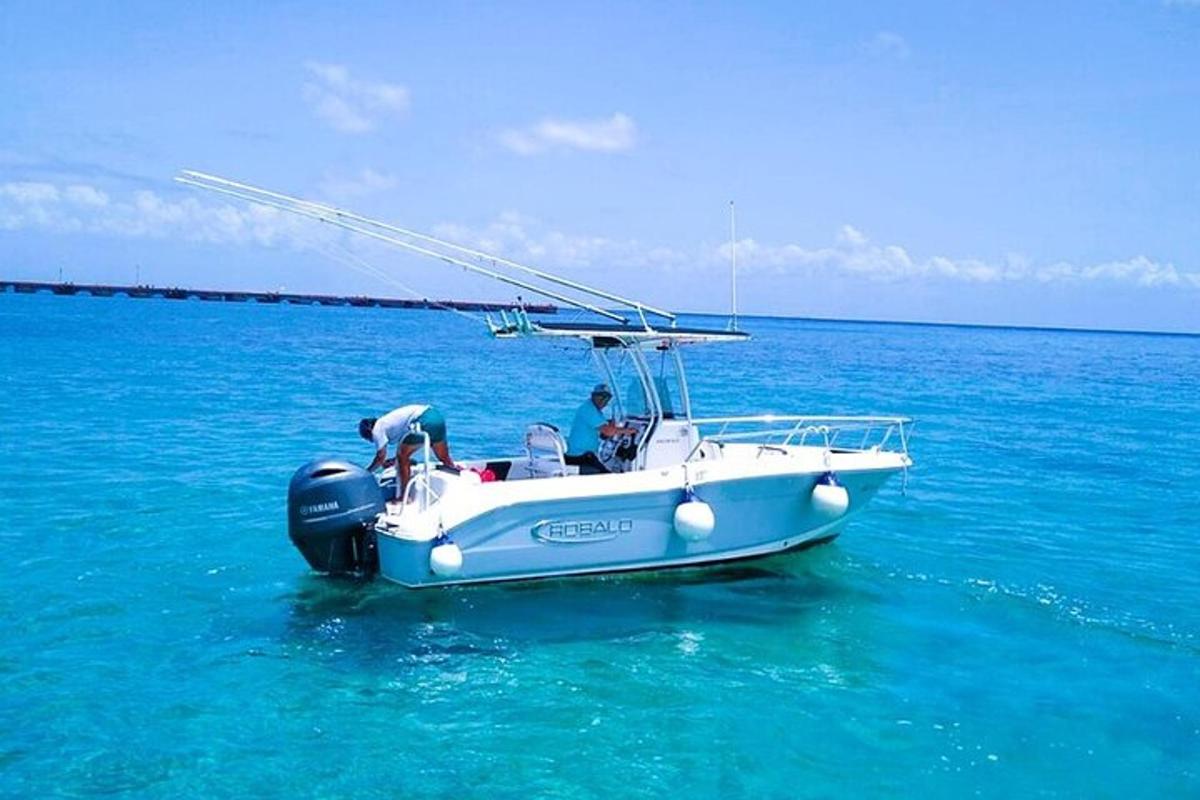 um barco branco na água com duas pessoas nele