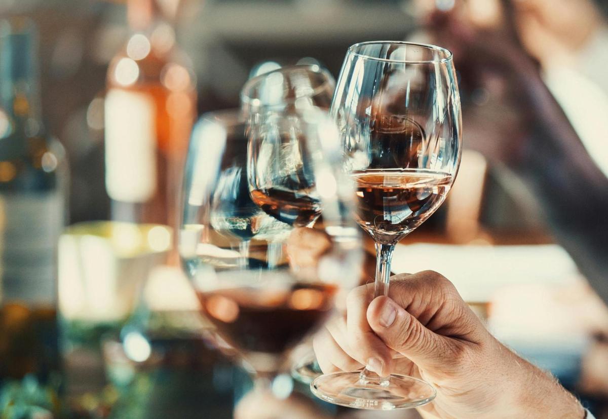 una persona che tiene in mano due bicchieri di vino