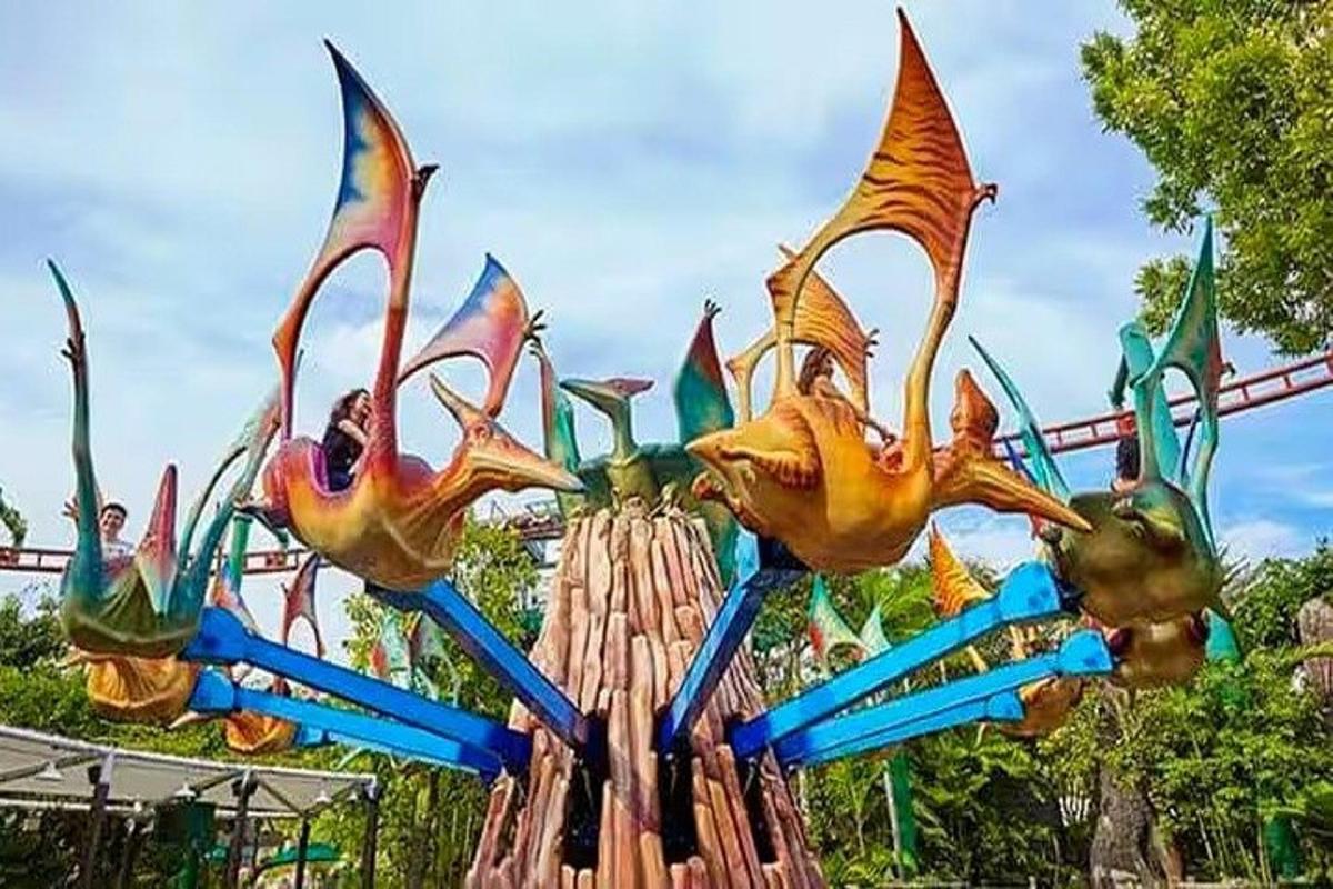 a bunch of fish sculptures on top of a ride