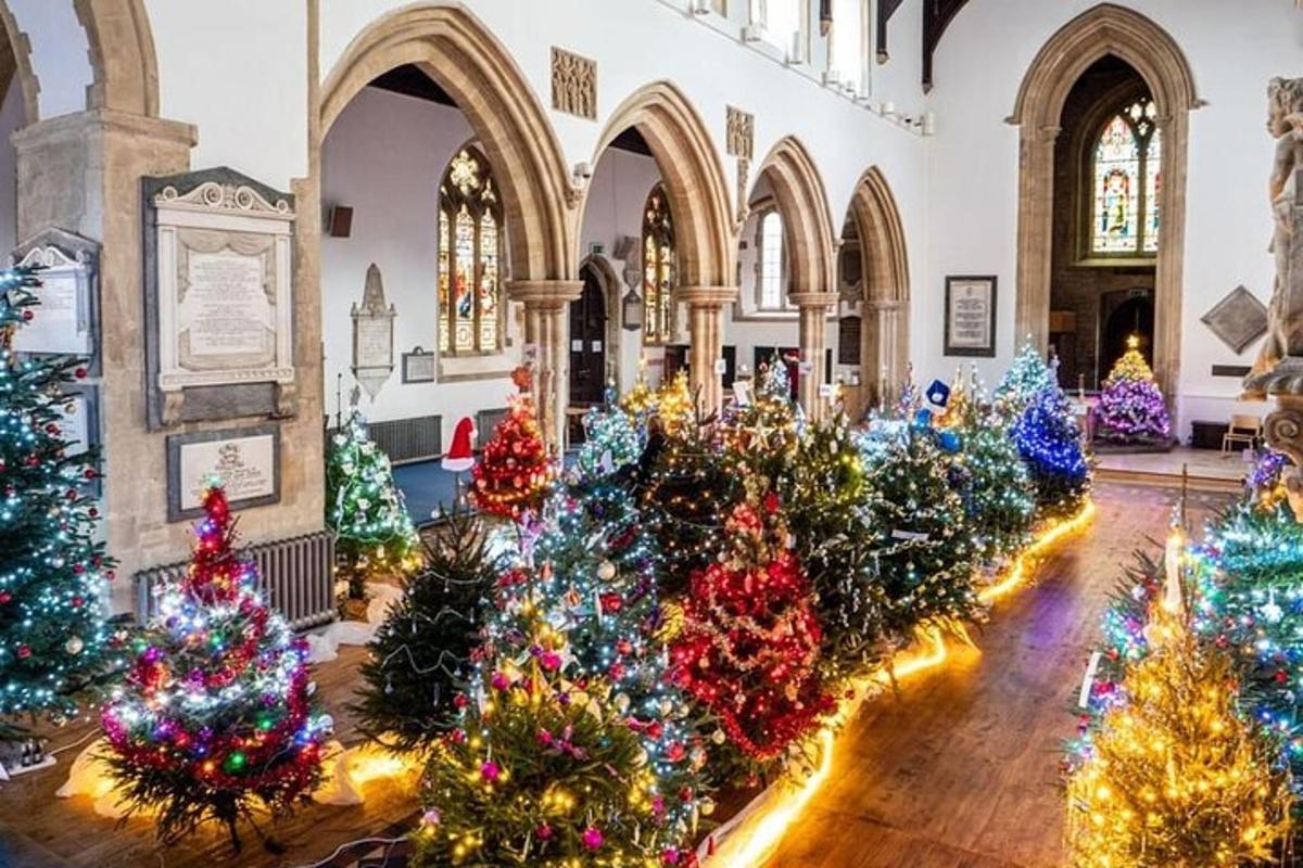 una stanza piena di alberi di Natale in un edificio