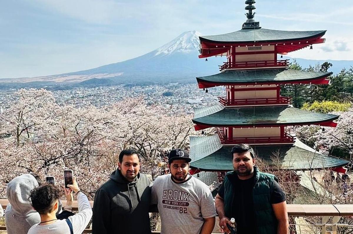 un gruppo di uomini in piedi davanti a una pagoda