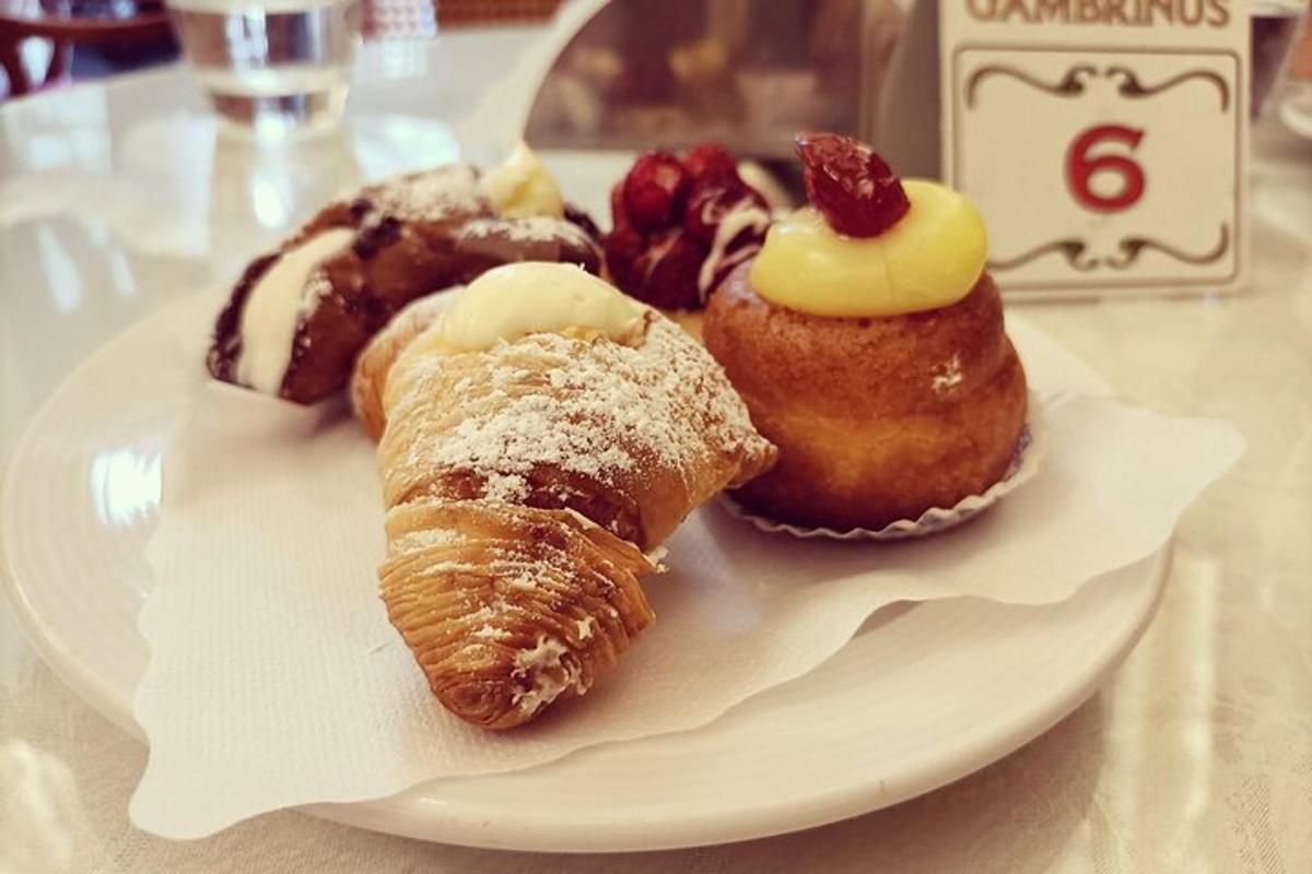 o farfurie albă cu produse de patiserie pe masă