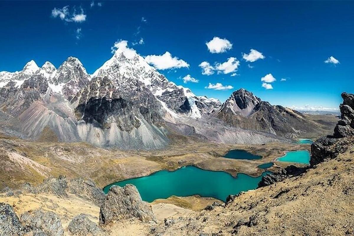 pegunungan dengan danau di latar depan