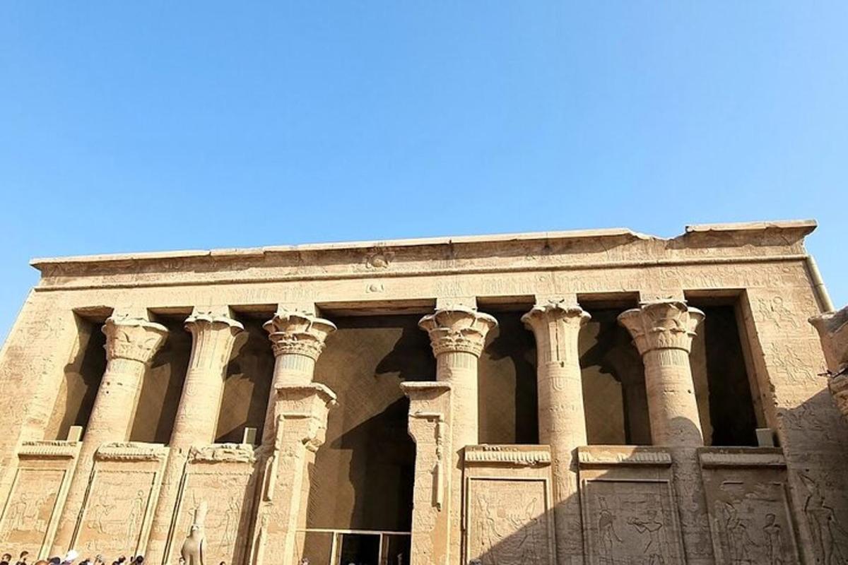 ένα μεγάλο πέτρινο κτίριο με κίονες στην κορυφή του
