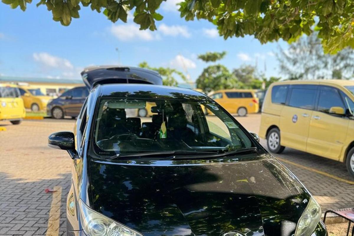 černé auto zaparkované na parkovišti